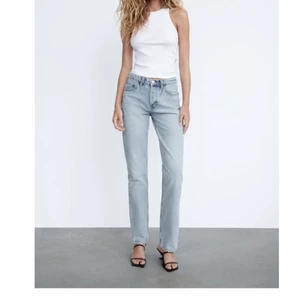 Zara mid rise jeans - Superfina miderise jeans från zara💗 Använda en del men i bra skick. Säljer i en färg till, finns i min profil🫶🏼