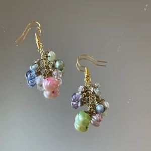 Örhängen  - Handgjorda örhängen med glaspärlor och guldig ståltråd⭐️Frakt tillkommer på 39kr!!!  Checka min profil för mer 💜