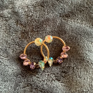 Örhänge - Ett par örhängen köpta från Stradivarius. Super bra kvalitet och har inte använt dem. Lite Caroline Svedbom inspirerande. 