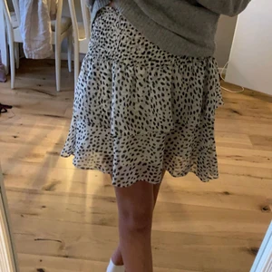 Volangkjol  - En jätte fin kjol från chelsea som inte Holmer till andvändning, den har volanger och är vit med svarta prickar 