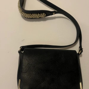 H&M - Snygg väska med nitar på axelremmen. Sparsamt använd. Betalas med swish. Ska den skickas så står köparen för frakten 