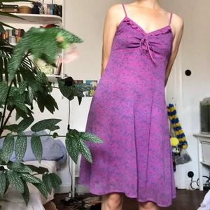 Klänning  - Härlig somrig klänning med snöre att dra ihop framtill. 100% polyester. 