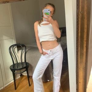 Vita jeans - Vita jeans från zara. Hade fransar längst ner men har klippt av dem själv. Ursnygga nu i sommar! 