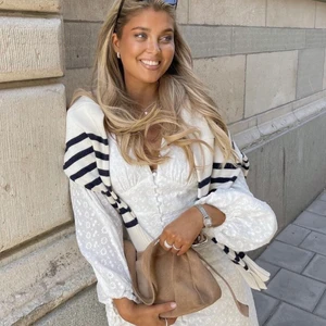 Vimalina klänning  - Bilder lånade från Bianca Gonzalez. Klänning från Vila, ny med lappar kvar. Helt slutsåld. Storlek 36. 