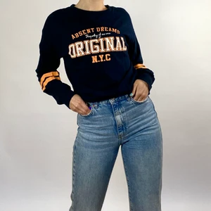 Långarmad tröja  - Tunn och sval långarmad tröja, perfekt för sommaren. Mörkblå med orangea detaljer