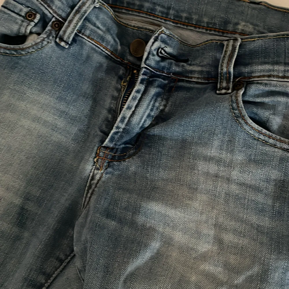 Säljer dessa lågmidjade jeans pga att de inte kommit till användning. Inga defekter. Är lite utsvängda som syns på bilden. Storlek 29, passar på en med storlek xs. Jeans & Byxor.
