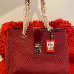 Valentino väska, Helt ny oanvänd, köptes för 1300 kr!