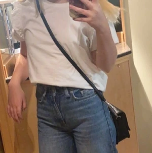 Kappahl  - En t-shirt som liknar zara tröjan med volanger på armarna jätte söt❤️