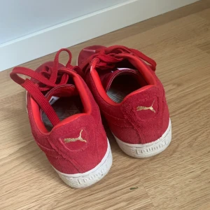 Puma sneakers - Röda sneakers från puma, i använt skick. Säljer då dem är för små. 