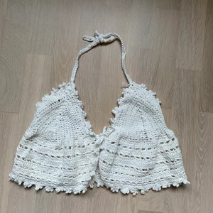 Hand virkad trendig topp!! - En superfin topp som jag virkar själv! Halterneck med front tie, tyvärr lite för stor för mig så säljer den. Passar troligtvis Xs/S😇