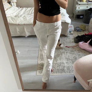 Lågmidjade linnebyxor h&m  - Sååå fina linne byxor från hm😍❤️ Knappt använda och sitter perfekt lågmidjade! Passar superbra på en XS/S, byxorna är en stor S☺️💖 Passra till alla tillfällen i sommar! 