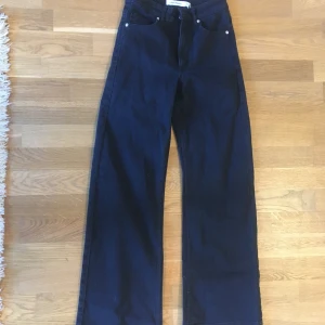 Snygga jeans från Carin Wester - Hej, säljer nu ett par helt nya Carin Wester jeans då de är för små för mig. Lapparna är fortfarande på och nypris är 599 kr. Storlek 34 och de är långa! Köparen står för frakten men kan även mötas upp i Stockholm 💕