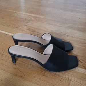 Svarta klackar👡 - Svarta klackskor / sandaletter qom använts 2-3 ggr. Har även likadana i nude/beige färg i min profil som säljs. Frakt tillkommer 