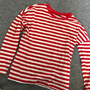 Randig tröja - En jättesöt randig tröja som knappt är använd, storlek xs men skulle säga xs-s. Skriv för fler bilder