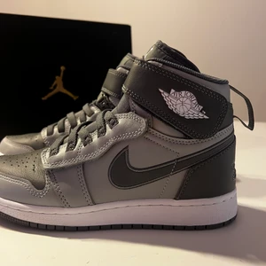 Air jordan 1 HiFlyease (GS) - Knappt använda äkta Jordans, endast lite smutsiga under sulan.  Kvitto och låda finns💛  