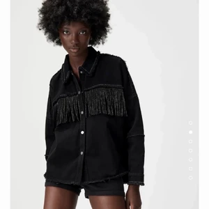 Jeansjacka zara - Svart, stl XS. Med glittriga fransar. 