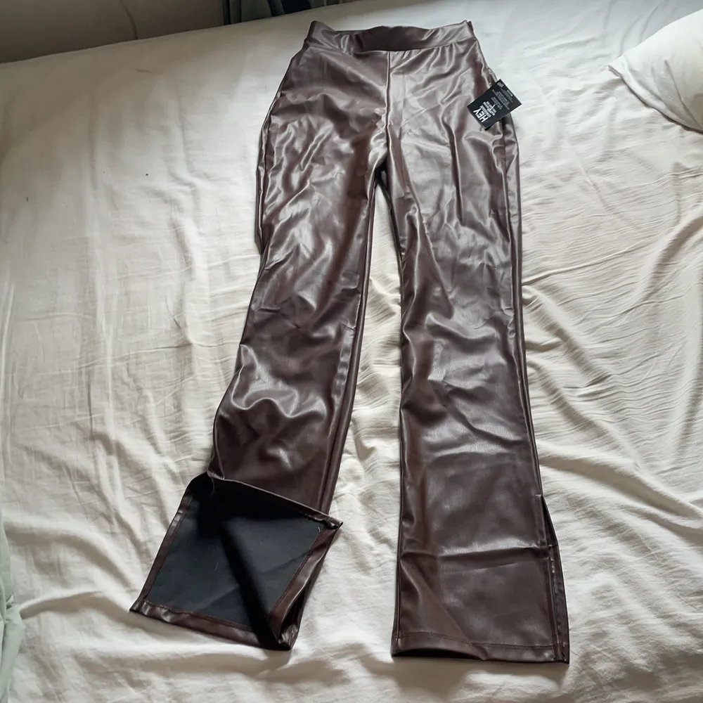 Ett par bruna skinnbyxor som aldrig kommit till användning då dom är för långa för mig. Där är en dragkedja på ena sidan. Storlek:XXS. Jeans & Byxor.