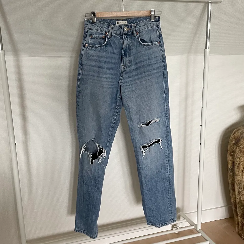 High waisted jeans med hål i från Gina Tricot . Jeans & Byxor.