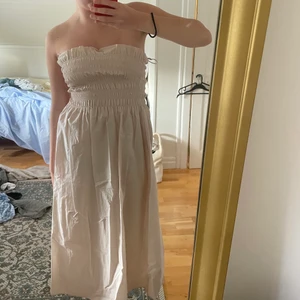Klänning  - Jätte söt klänning, aldrig använd så nästan helt ny! Storlek S från Hm, köparen står för frakt🍒🍒