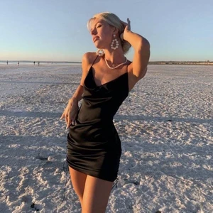 sommarklänning - Säljer denna satinklänning som inte kommit till användning! Storlek S! 