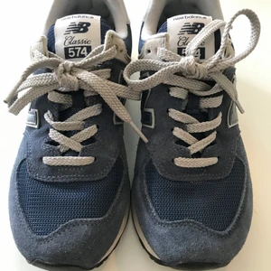 New Balance sneakers 574 - Endast använda ett fåtal gånger.                       Storlek: 38.                                                                         Nypris: 1000kr.                                                      Köparen står för frakt. 