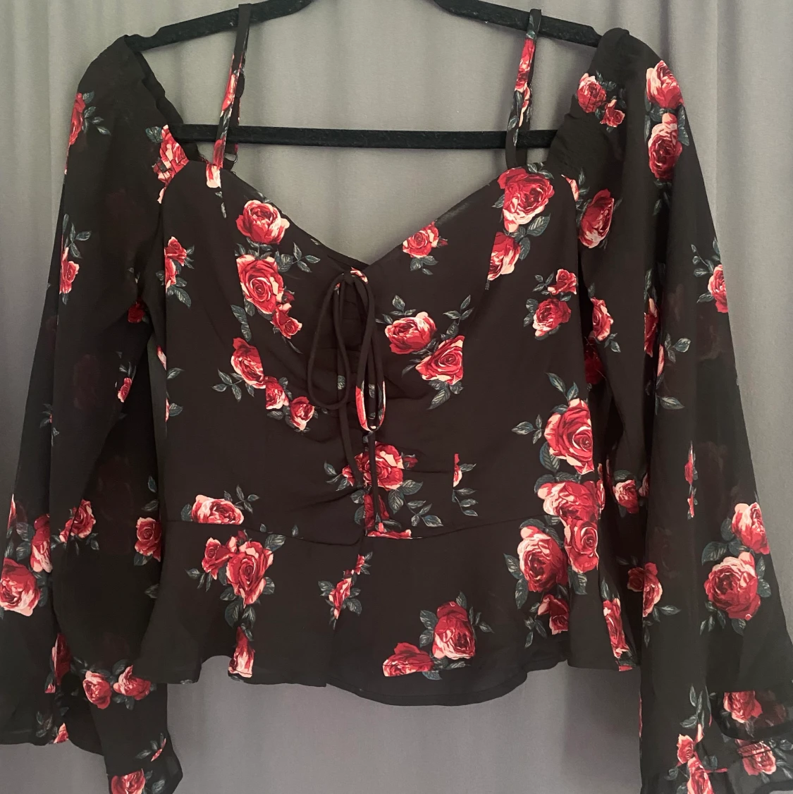 Svart långarmad med rosor❤️