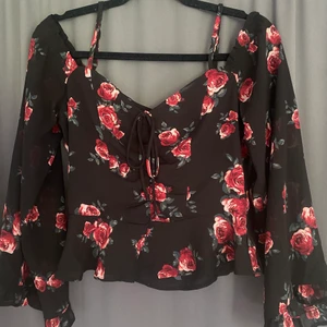 Svart långarmad med rosor❤️ - Jättefin långarmad topp med röda rosor! Knappast använd och säljer då den inte passar❤️ köper står för frakten!
