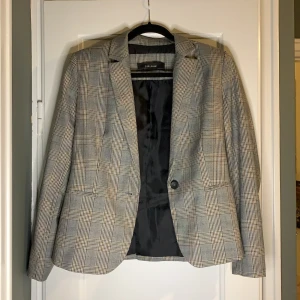 Kavaj  - Säljer denna kavaj då det inte är min stil🥰