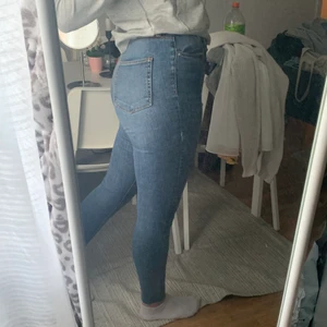 Mörklblåa jeans - Säljer dessa pga ingen avändning av tajta jeans längre. De är i väldigt fint skick! Pga av att de var för långa för mig klippte jag dem där nere men de tycker jag är snyggt, lagom för mig som är 168. Skriv vid frågor!❤️