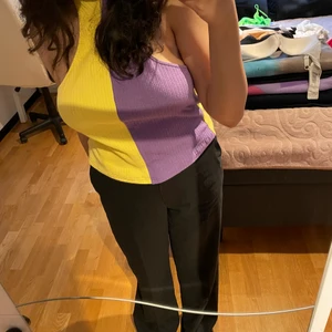 Topp - En gul lila topp som håller vid nacken💜💛. Denna söta tröja är tyvärr för stor för mig men sitter jätte fint på en🥰. Vi möts i Stockholm. Om du är intresserad men ej bor i Sthlm är det bara att skriva priv så berättar jag frakten 💞💞