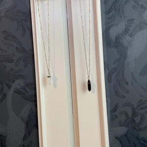 Opal halsband  - Ganska liten fake kristall, osäker var jag köpte och hur mycket den kostar. Den svarta är på min sida om du är intresserad i den