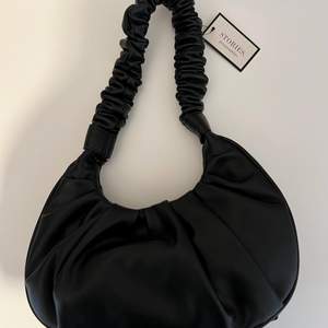 En svart väska från Gekås. Köptes i våras men har aldrig använts. Kostade 159kr!