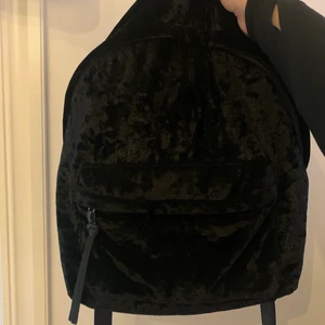 Väska - Superfin väska från bikbok, nästan som mocka material🤍 köparen står för frakten 