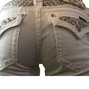 Vita low waisted jeans med silver detaljer från MissMe. Mycket fint skick.