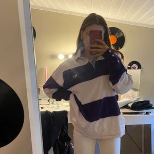 ”Collage” tröja - En ”college” aktivt tröja med krage. En herr modell men jag har fler liknande tröjor som jag tycker är as balla! Just denna kommer inte till användning. 