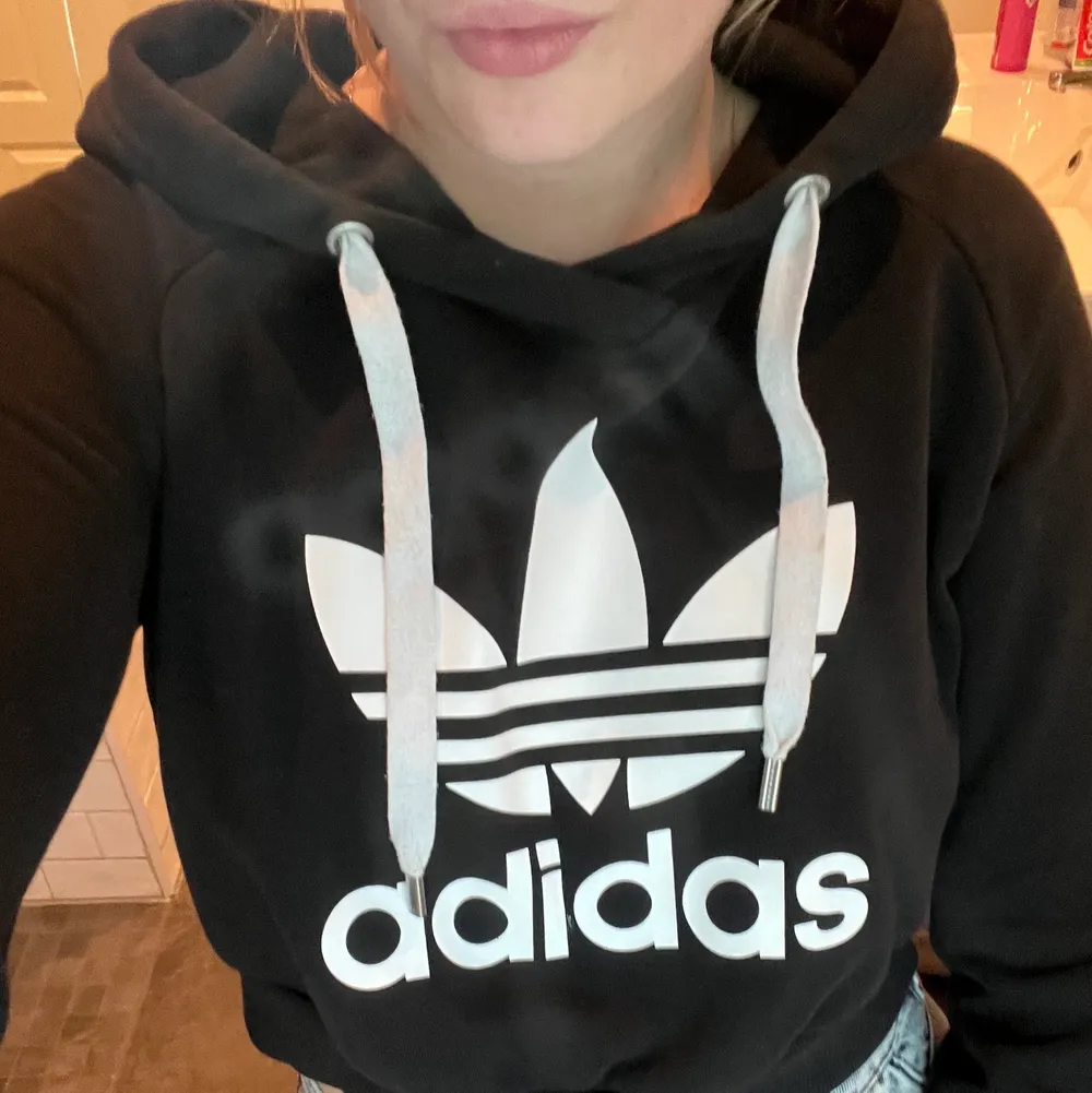 Adidas croppad hoodie i stl XS men skulle säga att den passar S med. Fint skick!. Hoodies.