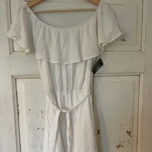 Klänning - Vit klänning från Nelly. Helt oanvänd, endast testad. Lapparna sitter kvar.  Storlek: 38 Pris: 150 + frakt