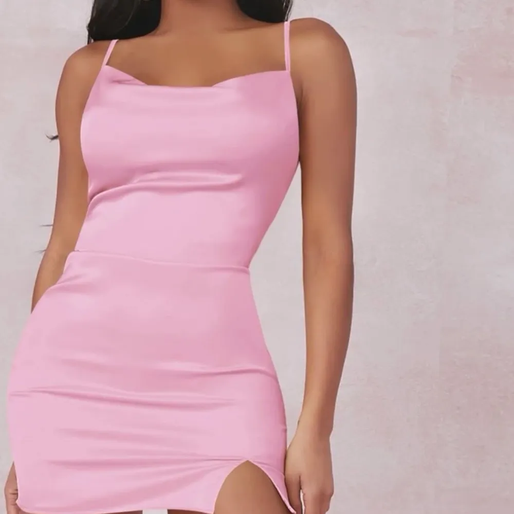 Glansig klänning i rosa. Använd en gång. Klänningen är kort med en liten slits. Klänningar.