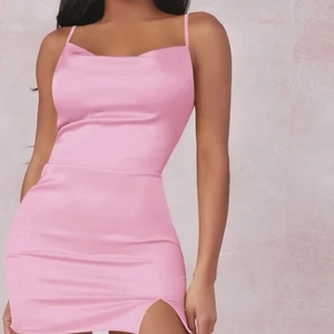 Klänning rosa  - Glansig klänning i rosa. Använd en gång. Klänningen är kort med en liten slits