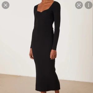 Adoore klänning Roma - Heeej!! Säljer min älskade adoore klänning som jag bara använt en gång men den är tyvärr för stor numera😭 Storlek M men skulle absolut passa en L också. Sååå fin. Nypris 1295.  (Lånad bild) DM för fler bilder<3 PRIS KAN DISKUTERAS VID SNABB AFFÄR