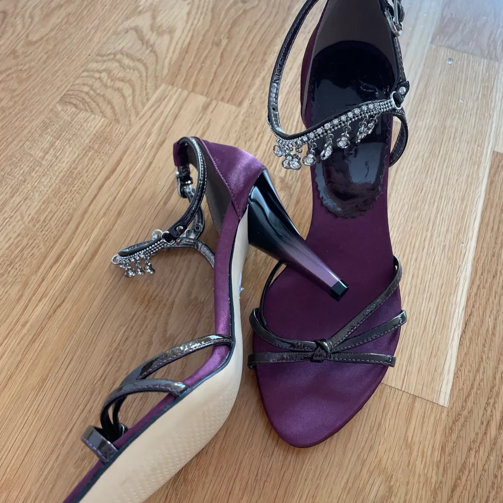 Lila sandaler storlek 36.5 (storlek 230) Hög klack, klackhöjd 8cm. Perfekt till sommar  Aldrig använt bara testat.   95kr hämtas på Kungsholmen eller vid Globen. Alt skickas mot porto.. Skor.