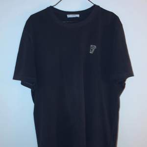 Äkta Versace t-shirt köpt på NK Skick: 8/10 Storlek: M 