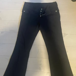 Lågmidjade byxor - Jättesnygga lågmidjade byxor från brandy melville! Mörkblåa och stretchiga! Endast provade