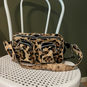 Nunoo bag - nunoo bag leopard, lite avskavt på baksidan men igen man ser när man har väskan på sig annars i jättefint skick, dyr i inköp. Kan skickas #nunoo 