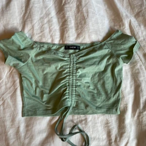 Topp - Jätte söt pastell grön topp som passar till allt på sommarn, jätte bra skick!!