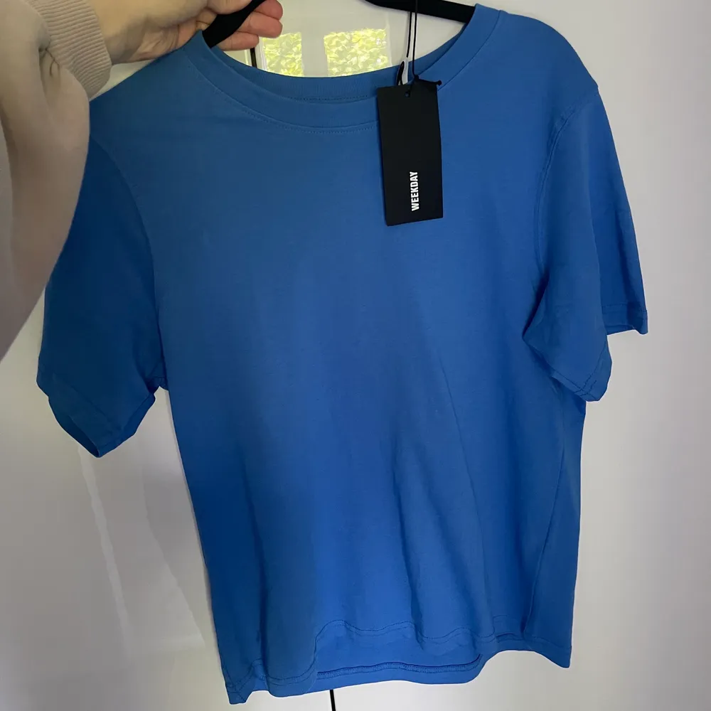 Säljer en blå T-shirt som aldrig är använd! XS, passar S Nypris: 100kr. T-shirts.