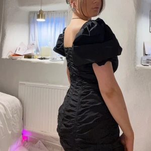 Svart edgy klänning - En av mina absolut favoritklänningar som tyvärr inte passar längre.❤️‍🩹 Nu sitter den väldigt löst, men när den sitter som den ska så sitter den tight och formar kroppen jättefint. Skulle säga min nuvarande storlek är 38/36