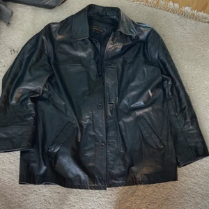 Jamie Page Läderjacka/kappa - väldigt bra kvalitet, den e fett vintage osv så köp den.