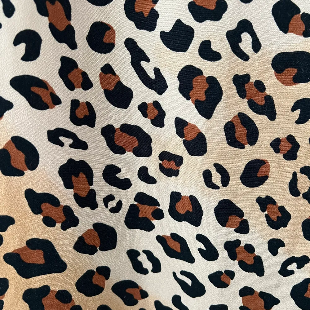 Leopardmönstrad slip in-klänning från Monki i storlek M. Längd är till mitten av låren på mig som är 160 cm. . Klänningar.