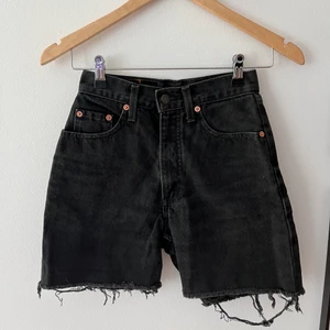 Vintage Levis shorts - Svarta vintage jeansshorts från Levis. Modell 881 02. Storlek 26, dock väldigt höga och små i midjan! Så passar nog snarare någon med storlek 24. Dma för mer info 🖤
